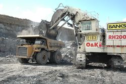 20 Terex O&K RH200 loading