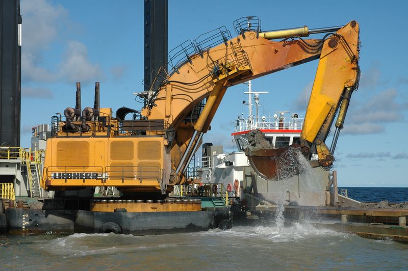 Nordic Giant Liebherr P995 dredger