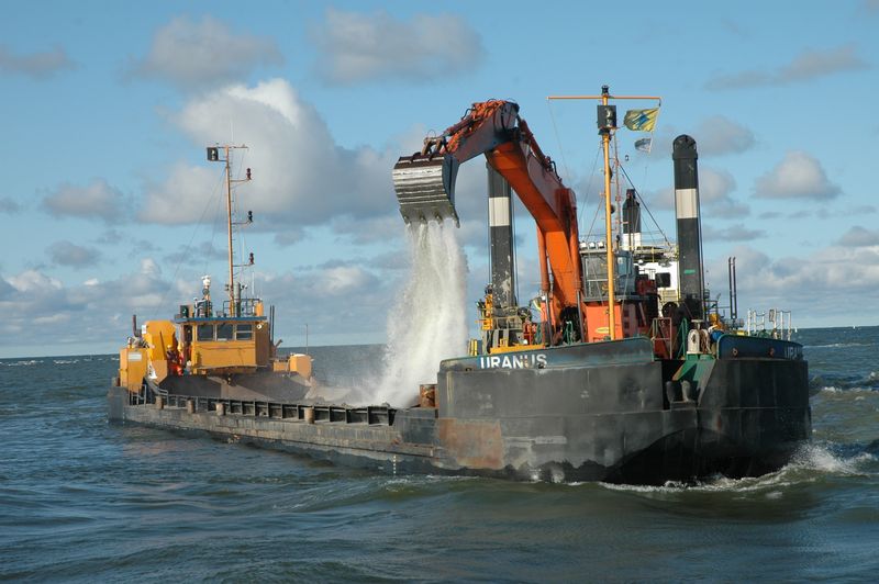 Hitachi EX1900 dredger 'Uranus'