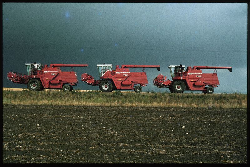 Massey Ferguson combines travelling, Montana 1980