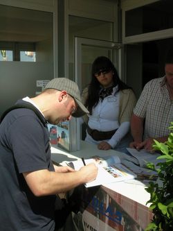 Stefan Jung signing Die Schwerlastspezialisten