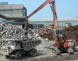 4 Atlas loading a Heathfield 33 dump truck at Thamesteel