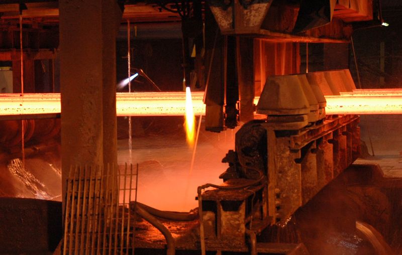 15 Cutting the steel at Thamesteel