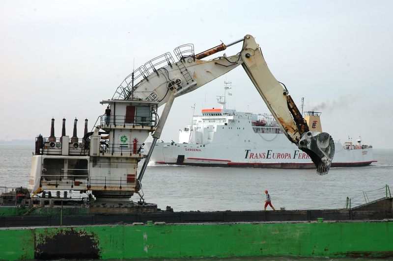 Liebherr P996 dredger at Ostend