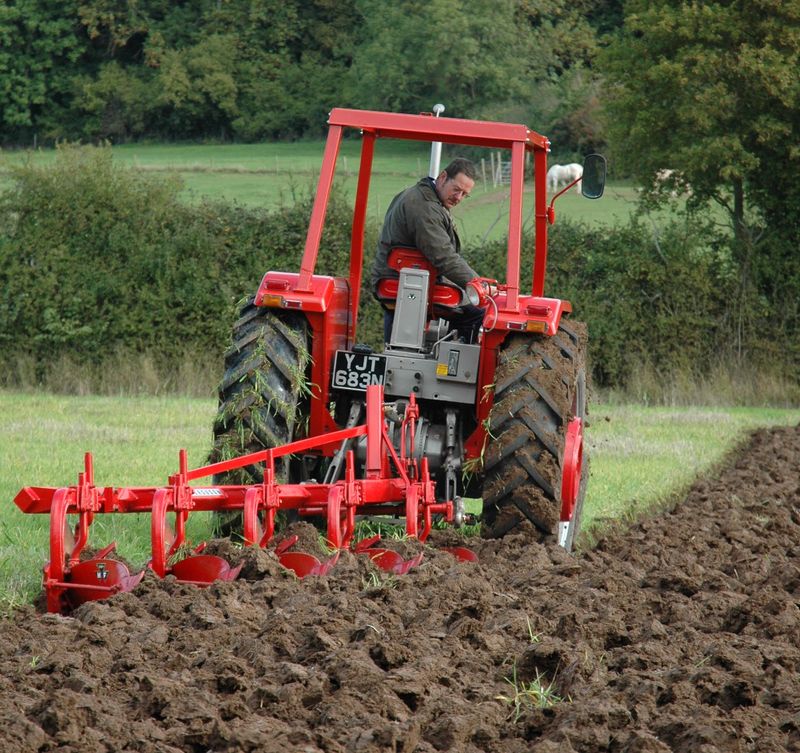 2.1 MF 1080 with MF 41 5-furrow plough