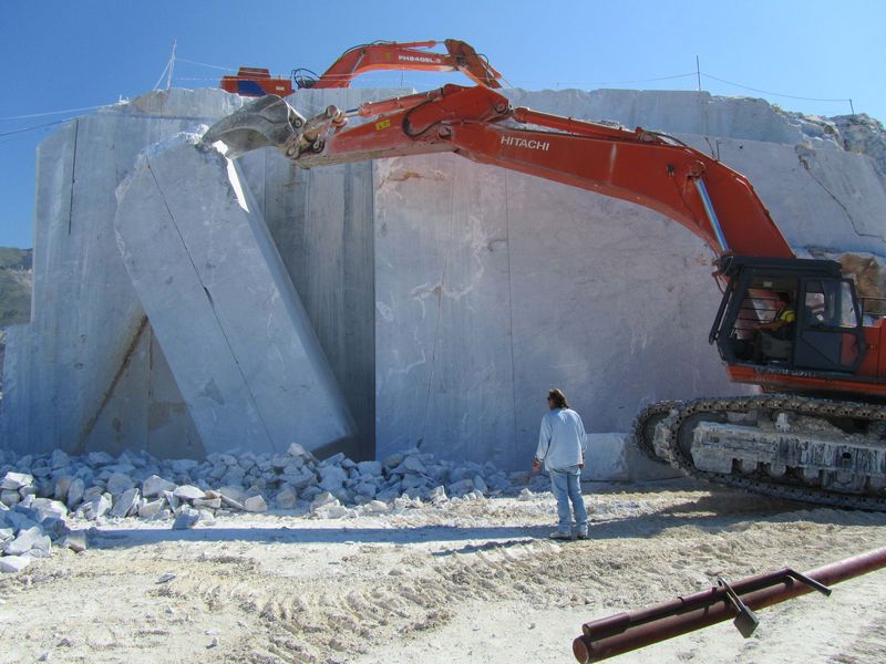 Hitachi EX 800H at Carrara