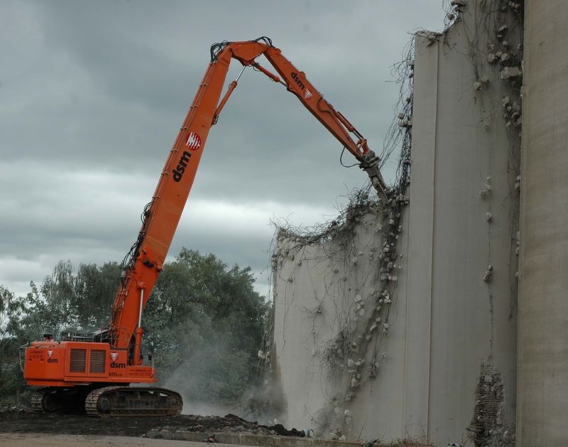 Hitachi 670 completing the demolition of a silo
