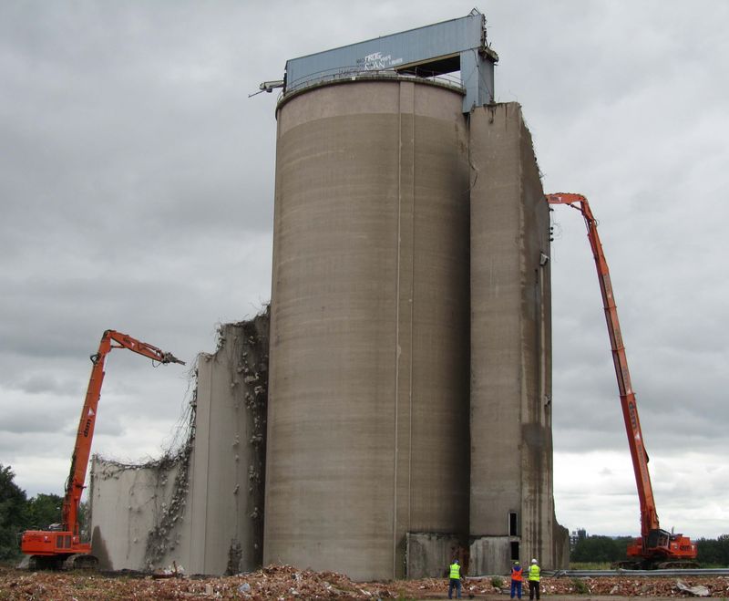 Hitachi EX1200 and 670LCH demolition at work