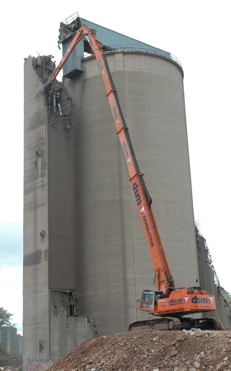 Hitachi 1200 demolishing at 55 feet