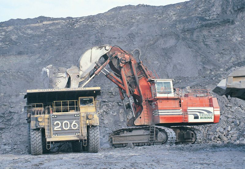 O&K RH200 hydraulic excavator & Cat 789 dump truck