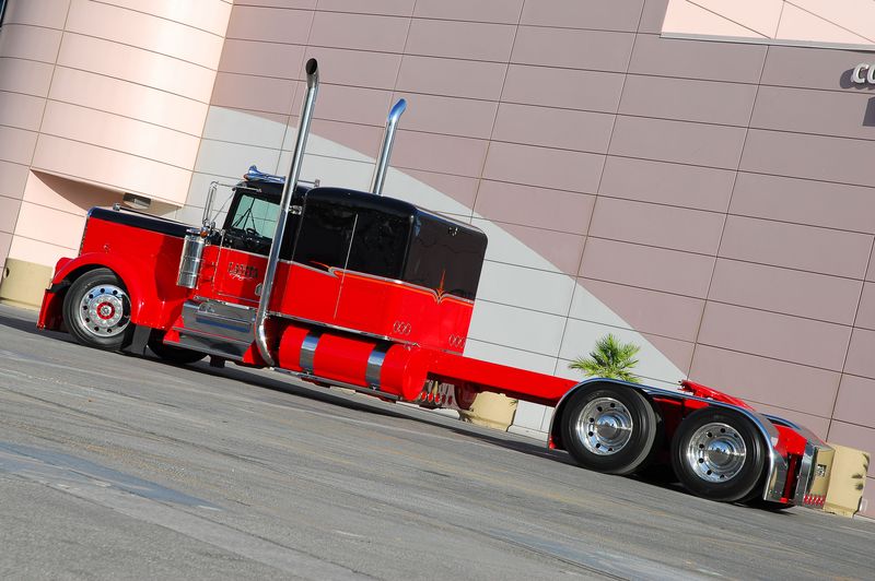 Lanita Kenworth W900