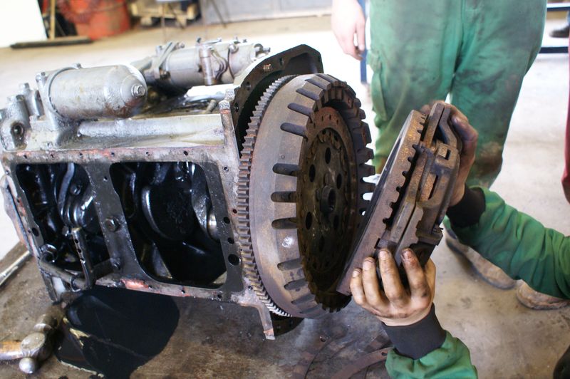 Removing clutch and flywheel_4-cyl diesel engine