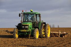 John Deere 6410 drilling sugar beet